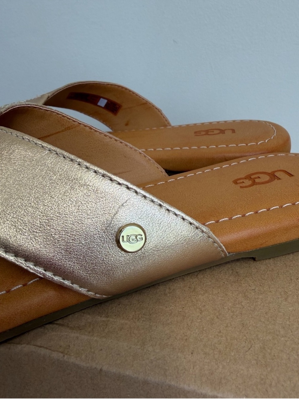 NIB UGG Women’s Carey Gold Metallic Leather Flip Sandals Size 6.5 - Picture 12 of 16